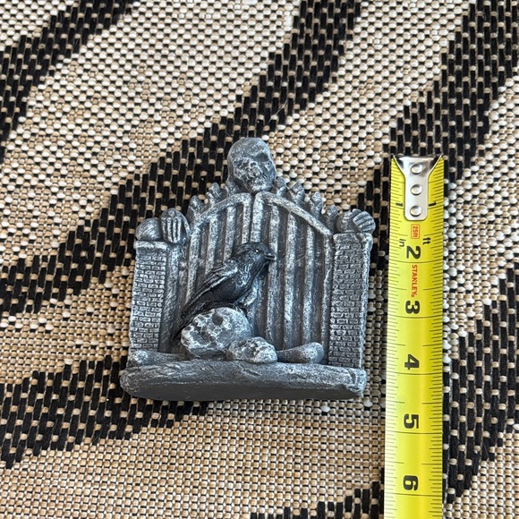 🆕Gothic Skull and Crow Cemetery Figurine - Picture 7 of 8